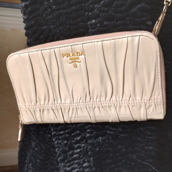 Prada zippy wallet - Picture 3 of 8